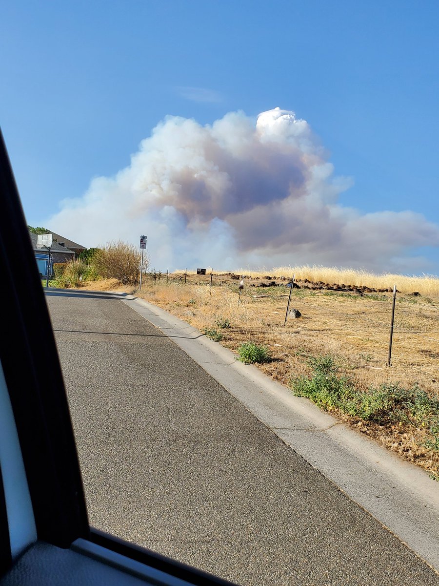 julie4butte5's tweet photo. 🚨 #PARKFIRE PRAY winds don't turn. Pray they knock it down before all of Cohasset burns and is Camp Fire 2.0. They have one way out and they better be going. With zone 261 on warning I got my truck packed. If it turns south, dogs and I are gone. To the safe spot in Orland. @EyesOnButte @ActionNewsNow @ChicoER @XTownHallsCA