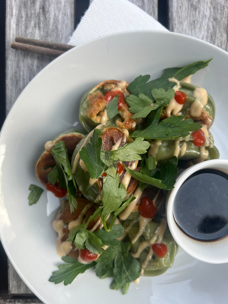 That's a #DumplingDinner! This plate features our special ginger chicken dumplings dressed up with soy aioli sauce, dots of sriracha, and parsley to garnish. Just saving dinner 1 dumpling at a time ~💁‍♀️
#meimeidumplings #farmfocused #fancyperfect 
meimeidumplings.com/dumplinglocator