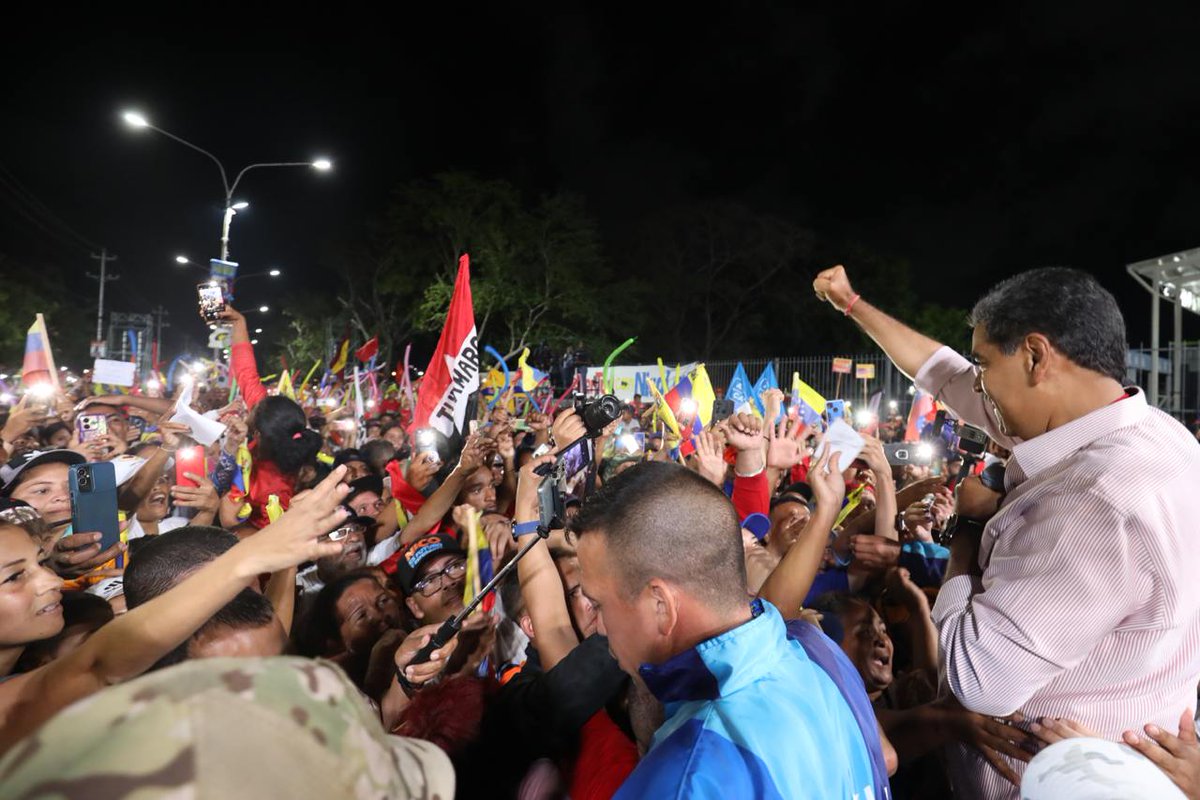 ConElMazoDando's tweet photo. #El28JGanaMaduro LARA BARQUISIMETO | El candidato de la Patria, @nicolasmaduro, sostuvo que el 1x10 es la herramienta que garantiza la paz y la estabilidad de Venezuela y que un presidente pataruco débil y manipulable no impulsaría programas sociales para el bienestar del Pueblo.

Por el contrario, apuntó, privatizaría los servicios públicos, la salud, la educación, el derecho a la vivienda y eliminaría las Misiones y grandes Misiones, Consejos Comunales, las Comunas y los Comités Locales de Abastecimiento y Producción (CLAP).

@dcabellor #MaduroPresidente #24Jul