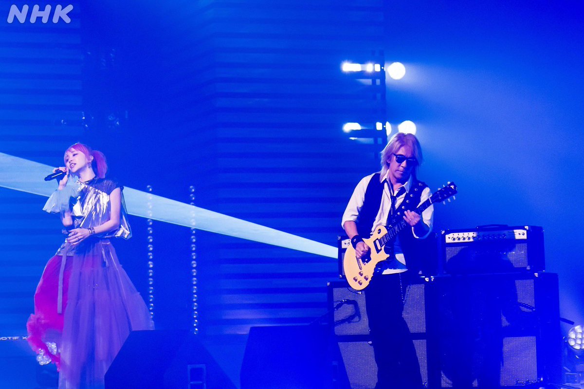 LiSA_OLiVE's tweet photo. B'z松本孝弘さんの邦楽カバーアルバム第2弾「THE HIT PARADE Ⅱ」より、私LiSAが歌唱させていただいた「六本木心中」が本日7/25から配信開始となりました！🎧
松本さんにアンルイスさんのこの曲を選曲いただいたこと、とても嬉しく思います！ロックレディの仲間入り！！🥹❤️‍🔥

そして本日22:00放送、NHK「#SONGS 松本孝弘」にて松本さんのギターで歌唱させていただきます🎸🎙️💃絶対観てくださいー！📺
https://t.co/AgrZJHkE5s