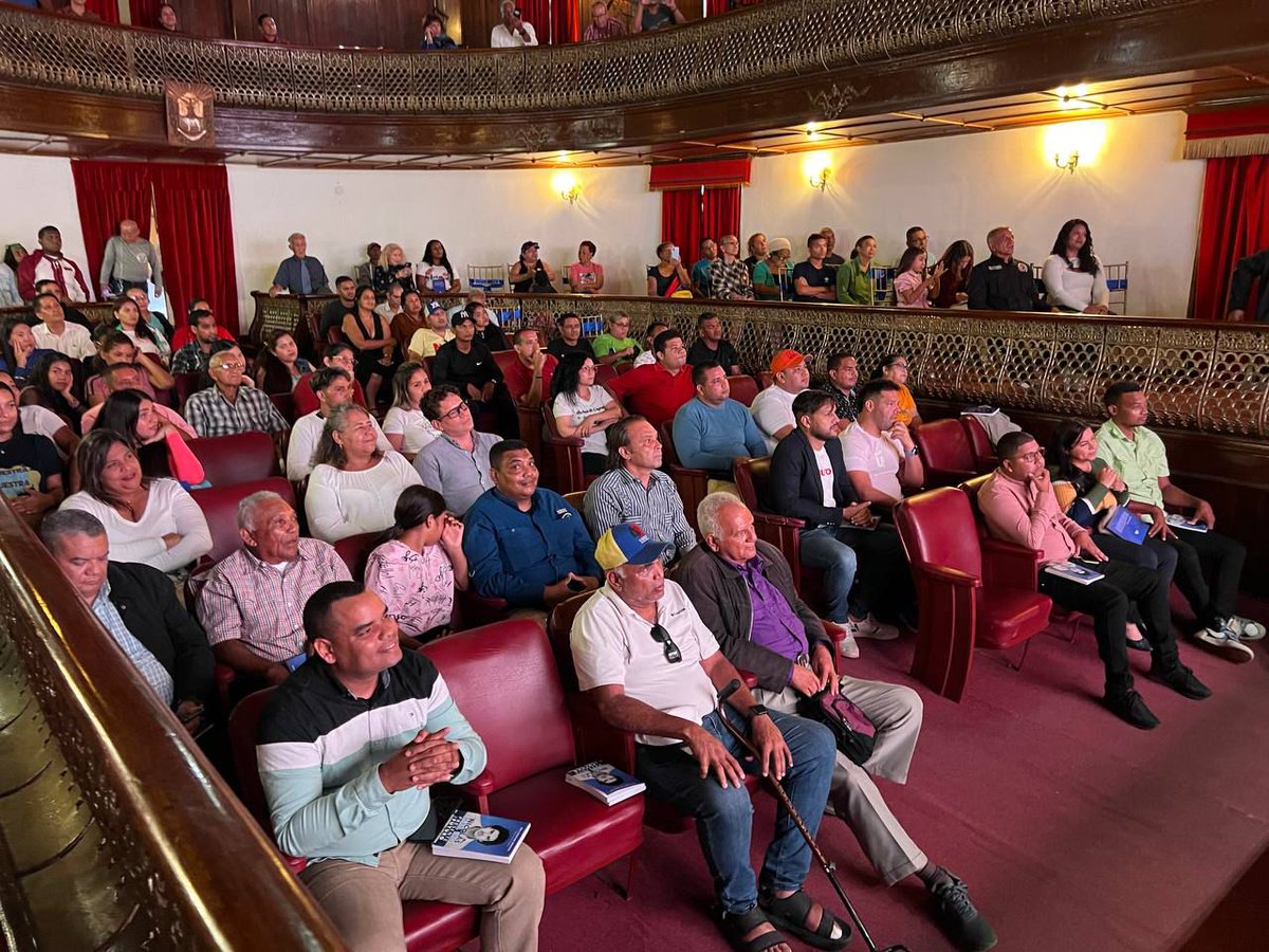 GabyComunas tweet media