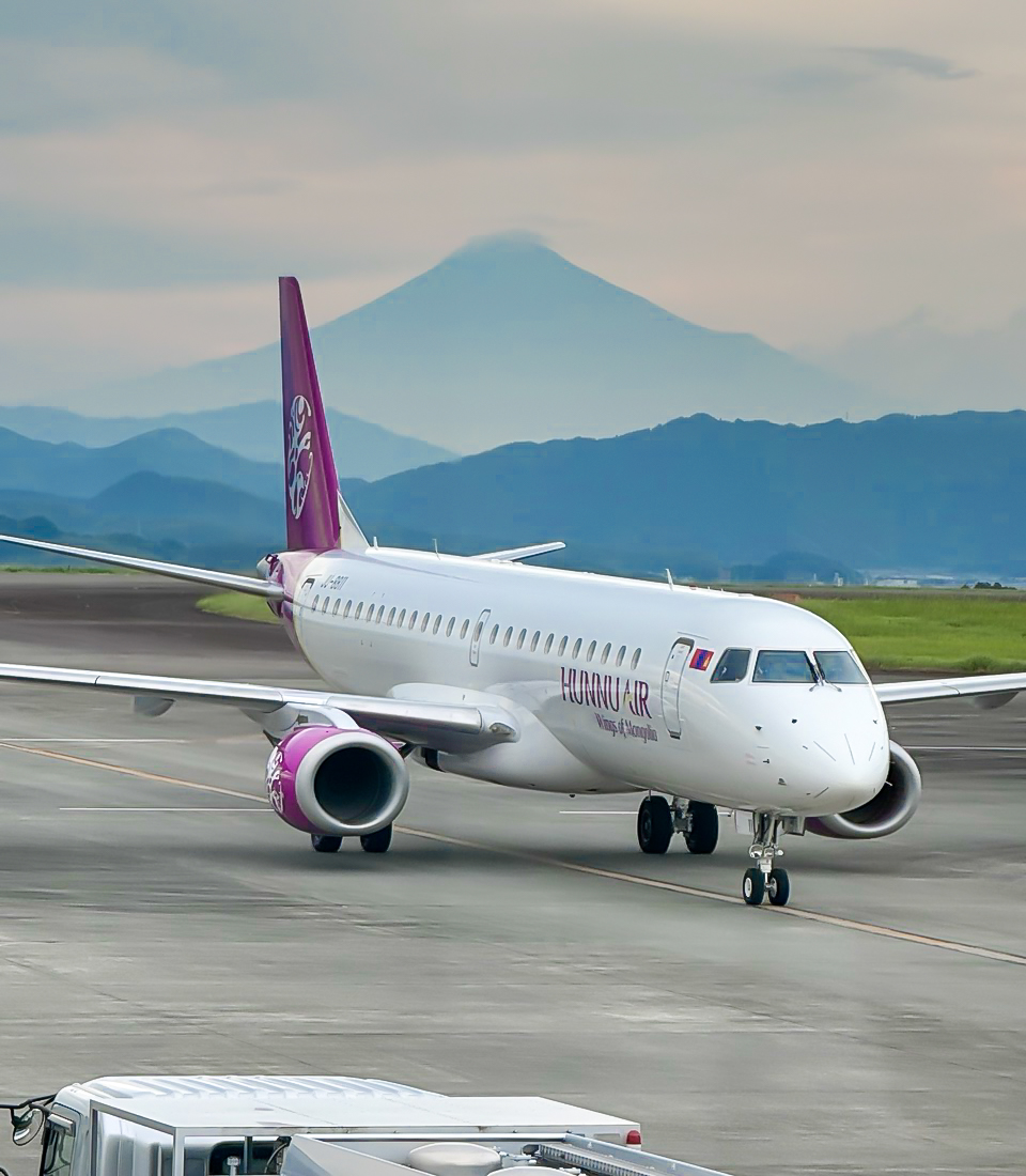 Хүннү Эйр компани УБ – ШИЗУОКА чиглэлд энэ жилийн анхны чартер нислэгээ үйлдлээ.
Зуны улиралд байнга үүлтэй байдаг Фужи хайрхан манай агаарын хөлгийг буух үед нээгдэж ил харагдсан бөгөөд  Япон улсын иргэд Фужи хайрхан ил харагдахыг маш сайн, бэлэг дэмбэрэлтэй гэж үздэг юм байна.