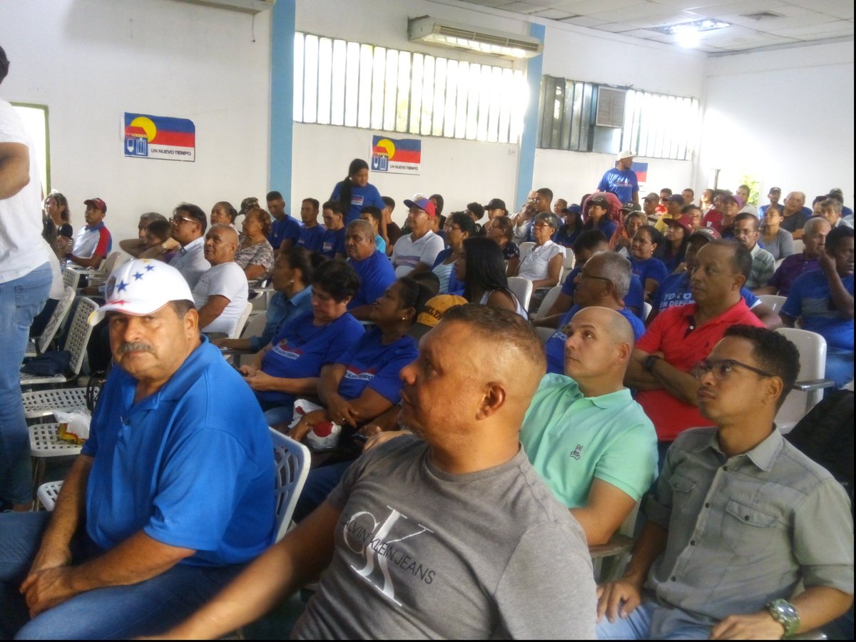 JesusDCastilloC's tweet photo. En Unidad, nos manifestamos por la libertad de Angel Aristimuño, quién fué injustamente detenido en días pasados. 

Él, es un #PresoPolitico víctima de la persecución política en Venezuela.

¡Vamos a seguir luchando por la liberación de todos!

#LibertadParaLosPresosPolìticos https://t.co/DEbR5qL9J4