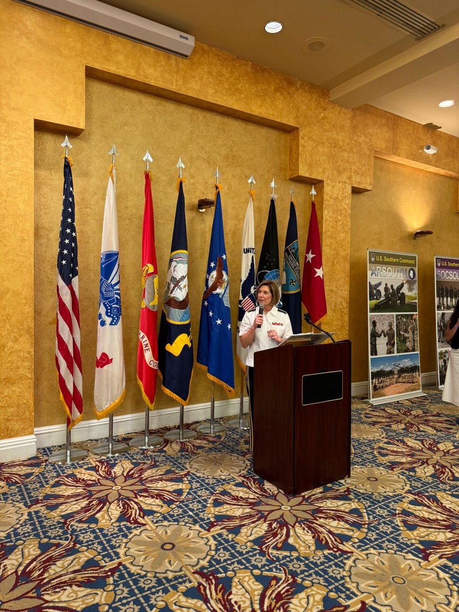 El Segundo Secretario <a href="/ibarraescarlos/">Carlos A. Ibarra E.</a> saludó a la General del Comando Sur, Laura Richardson, anfitriona del U.S. Army Twilight Tattoo en Arlington, Virginia. Esta experiencia militar en vivo presenta unidades ceremoniales del Ejército de EE. UU.