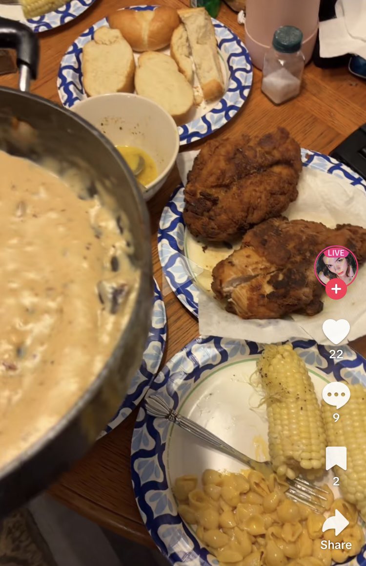ReesesPuffDaddy's tweet photo. mfs eatin fried dinosaur head for dinner https://t.co/9WG7uV5p6A