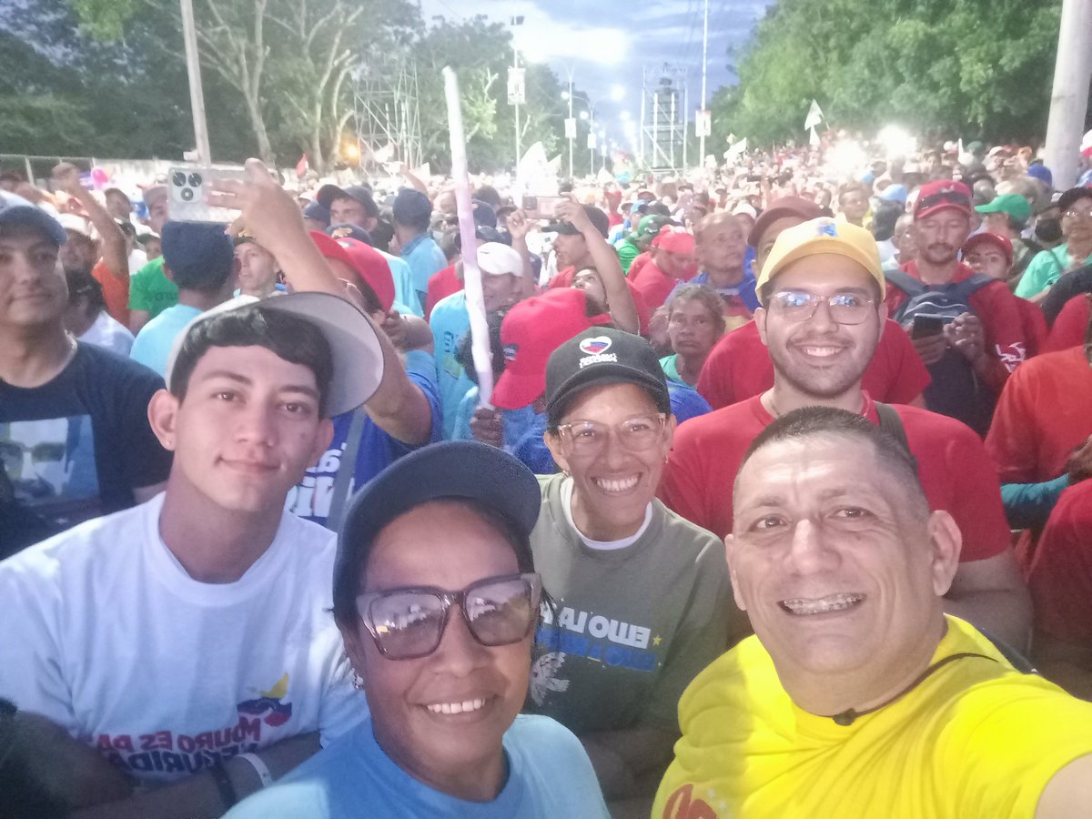 Saludos mi capitán <a href="/dcabellor/">Diosdado Cabello R</a>. Estoy llegando del gigantesco cierre de campaña de nuestro gallo pinto <a href="/NicolasMaduro/">Nicolás Maduro</a> en #Lara y me dispongo a ver <a href="/ConElMazoDando/">Con el Mazo Dando</a> por <a href="/VTVcanal8/">VTV CANAL 8</a>. 
#El28JGanaMaduro con la tarjeta del <a href="/PartidoPSUV/">PSUV</a> arriba y a la izquierda.
