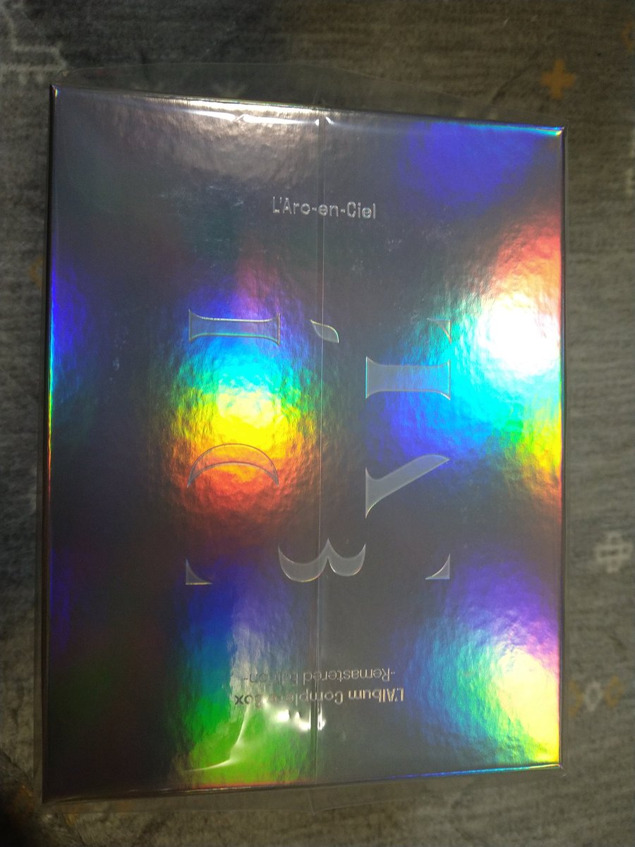 CALPIS1991OT's tweet photo. 早いけど兄から今年の誕プレもらった〜
春の内に欲しいと伝えておいたL'Album Complete Box!
これで車内BGMのQOL爆上がりや!
#LArc~en~Ciel
#LAlbum https://t.co/fn4kOmTUr7