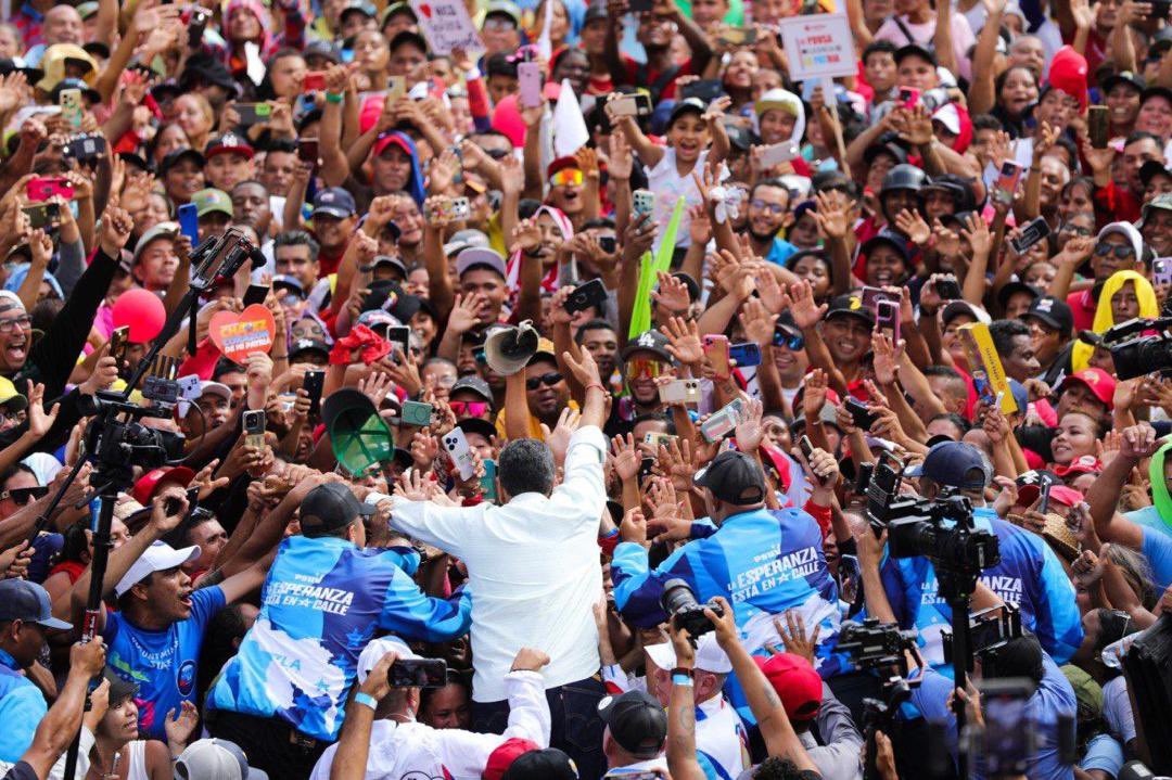 TellecheaRuiz's tweet photo. Multitudinarios cierres de campaña de nuestro Gallo Nico en Portuguesa, Yaracuy y Lara. Grandes demostraciones de amor y compromiso en cada uno de estos estados hacia el candidato de la paz y el futuro, @NicolasMaduro, que perfilan su contudente victoria este domingo 28 de julio, frente a una derecha extremista empeñada en desconocer el resultado de esta histórica cita electoral.