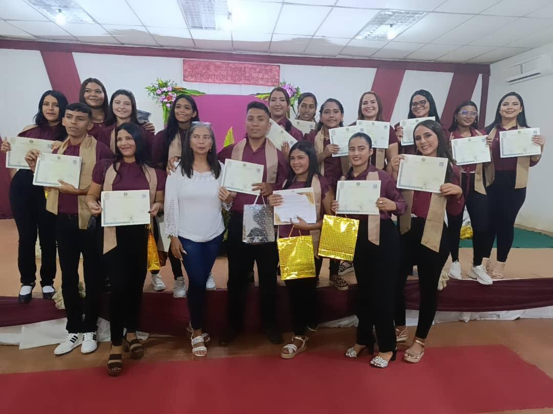 Estudiantes del Completo Educativo Don Andrés Bello Modalidad EJAA reciben su Título de Bachiller en su Acto de Grado #22Jul  <a href="/NicolasMaduro/">Nicolás Maduro</a>
@MPPEDUCACION
<a href="/_LaAvanzadora/">Yelitze Santaella</a>
<a href="/Gob_Guarico/">Gobierno de Guárico</a>
<a href="/josemvasquez/">José Vásquez</a>
<a href="/CDCEGuarico/">CDCE del Estado Guárico</a>
<a href="/EliasEducacion1/">Elías Zurita</a>