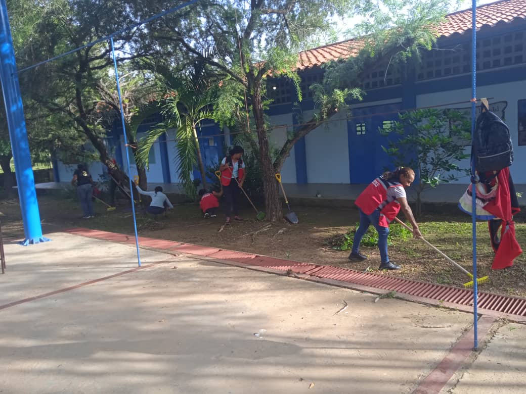 Limpieza de la E.B.N.B.Jorge Luis Pinto
#22Jul 
 <a href="/NicolasMaduro/">Nicolás Maduro</a>
@MPPEDUCACION
<a href="/_LaAvanzadora/">Yelitze Santaella</a>
<a href="/Gob_Guarico/">Gobierno de Guárico</a>
<a href="/josemvasquez/">José Vásquez</a>
<a href="/CDCEGuarico/">CDCE del Estado Guárico</a>
<a href="/EliasEducacion1/">Elías Zurita</a>