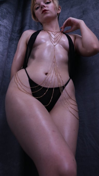 Babe, my hands are all oily can you open this jar of gherkins for me? 🥺 https://t.co/YTlYcsrDIn