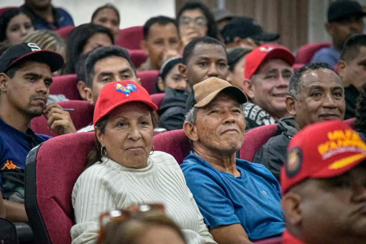 Nahum Fernández (@nahumfernandezm) on Twitter photo 🇻🇪Sostuvimos una reunión con los movimientos sociales, quienes han manifestado su total apoyo y asistencia al Gran Cierre de Campaña de nuestro Gallo Pinto <a href="/NicolasMaduro/">Nicolás Maduro</a>. Estamos preparados celebrar por todo lo alto. ¡Viva la Revolución! ¡Viva la Patria!
#CunaDeLibertadores 🇻🇪Sostuvimos una reunión con los movimientos sociales, quienes han manifestado su total apoyo y asistencia al Gran Cierre de Campaña de nuestro Gallo Pinto <a href="/NicolasMaduro/">Nicolás Maduro</a>. Estamos preparados celebrar por todo lo alto. ¡Viva la Revolución! ¡Viva la Patria!
#CunaDeLibertadores