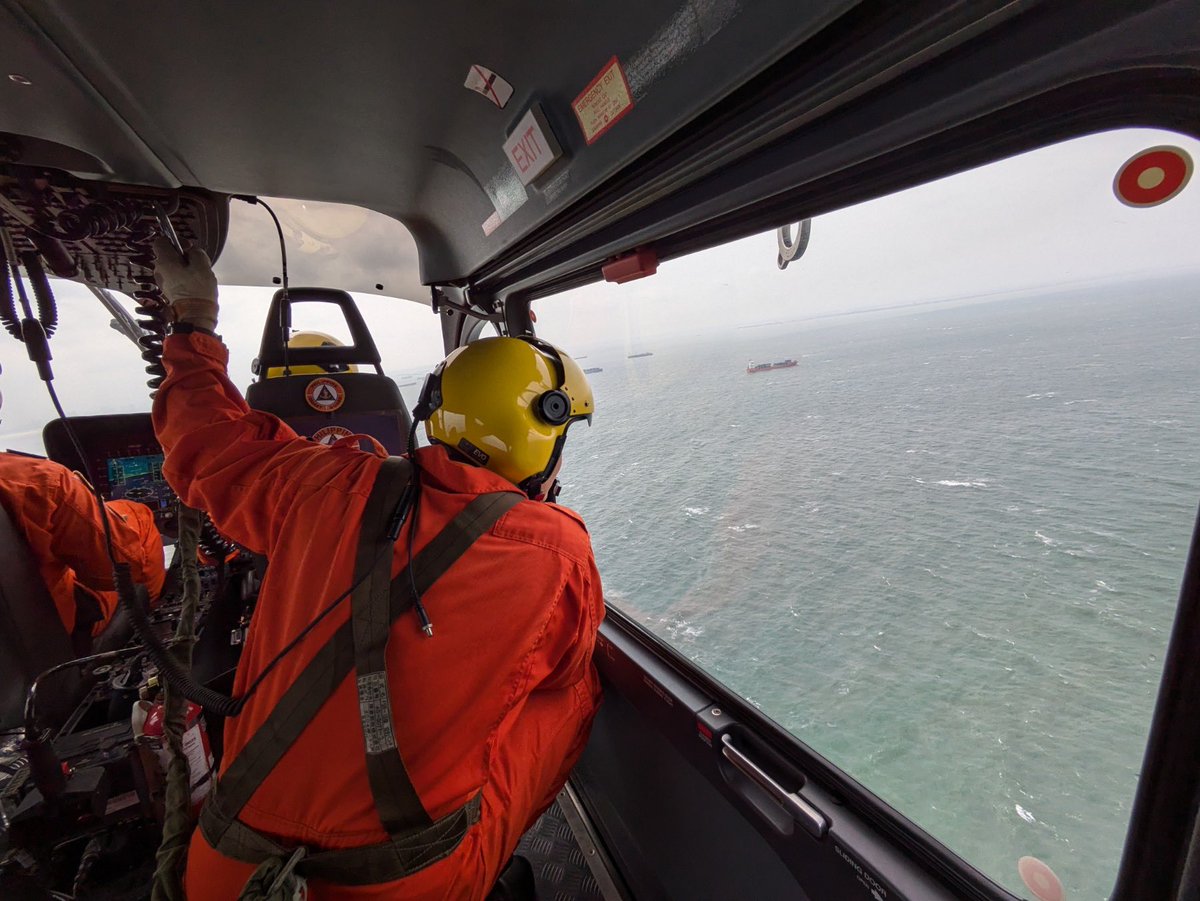 jerichozafra_'s tweet photo. CG Rear Admiral Balilo stated that 16 of the 17 crew members on board have been rescued, while search and rescue operations are still underway to locate the missing crew member. https://t.co/WgNN5en1dR