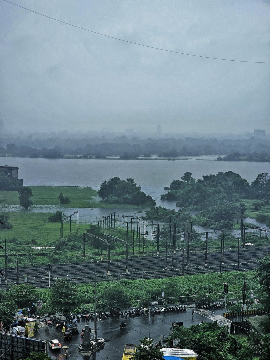 🚨 Ulhas river started overflowing! 
Kalyan, Dombivli, Thakurli needs to be on alert. Scary visuals.

 #MumbaiRains
Shared by @2effa5797ecc434