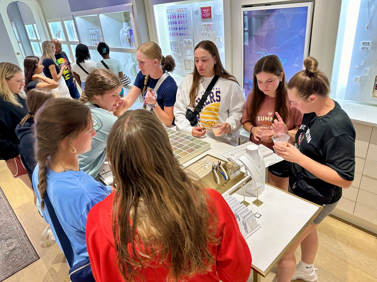 We went 1-1 today against some great competition in the Tier 1 Super Regional. Play tomorrow at 9:00 AM Eastern in an elimination game. Finished the night <a href="/KendraScott/">kendrascott</a> making custom jewelry.

#LightningPride #OneLastRun