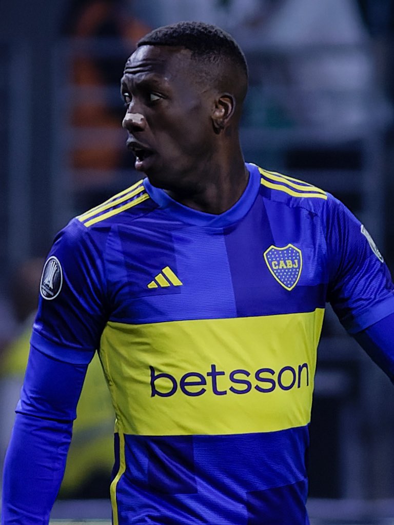 Boninimatias's tweet photo. Se llevó una merecida ovación. Advincula desde aquellos partidos contra Pereira y Colo Colo por Libertadores que entiende a la perfección lo que es jugar en Boca adentro de la cancha y afuera declarando, que es muy importante en este club. Quédate a vivir negro. https://t.co/4kYSEXBfJv