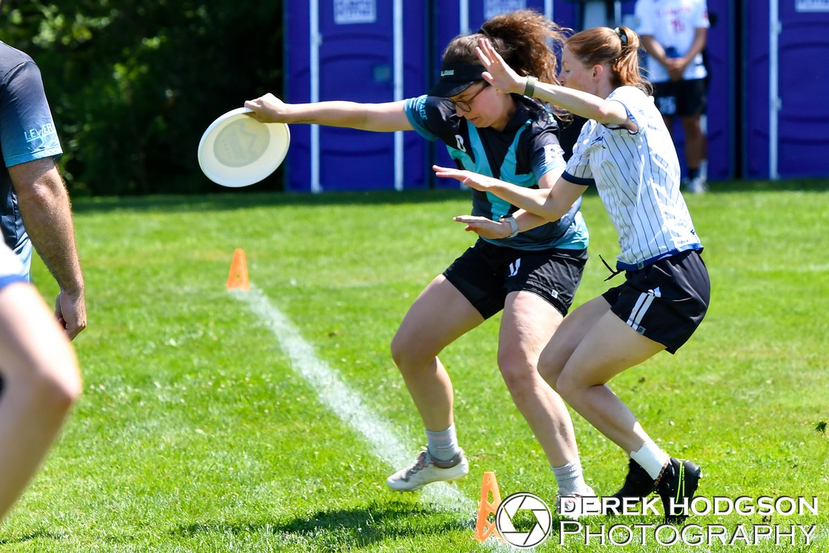 HodgsonPhotogr1's tweet image. While taking photos during Sunday's No Borders 2024 game between Leverage Ultimate and Local 613, I resolved a "In vs Not In" call with this well timed photo #singleshot #firstpointofcontact The editing continues! @ocua