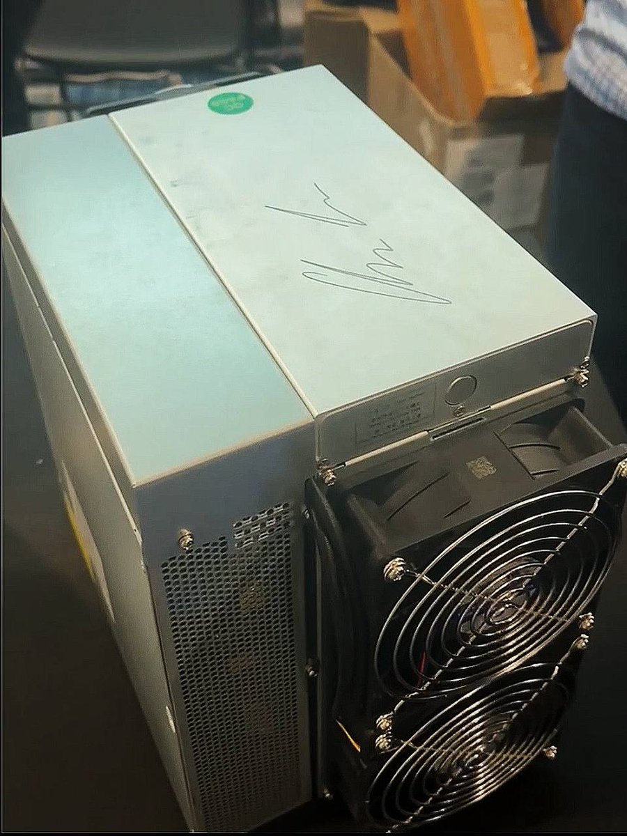 ElphaPex's tweet photo. We were thrilled to have @SatoshiLite, the creator of @litecoin, visit our booth and sign our DG1 miner at #LTCSummit2024 in #Nashville! The #ElphaPexTeam is energized to connect and grow with the amazing LTC community.  Ⓜ️ 🚀⚡️ #Litecoin