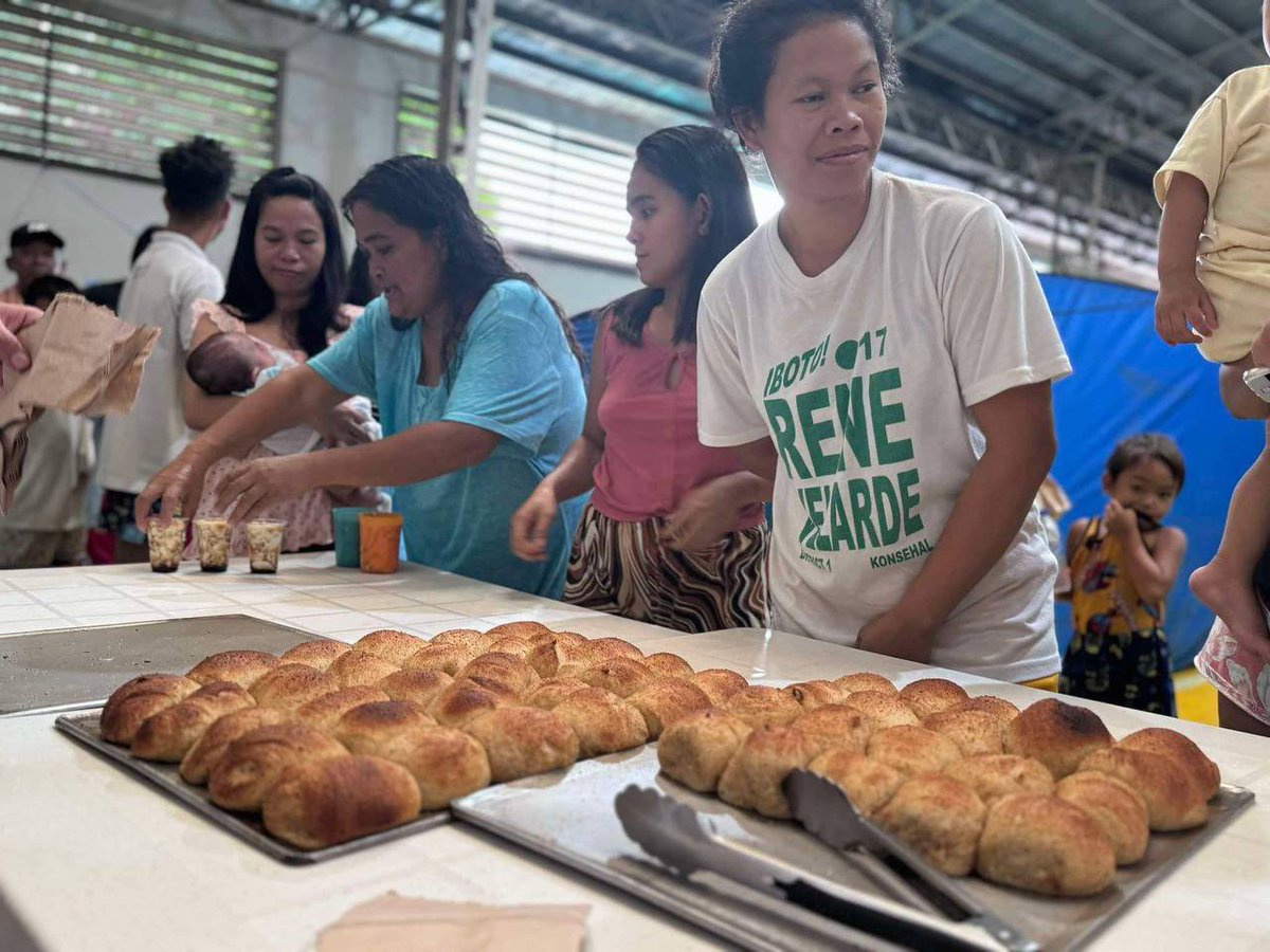 angatbuhay_ph's tweet image. #AngatBayanihanInAction: Ngayong umaga, nagsagawa ng hot meals distribution ang TLR Parañaque Volunteers para sa 218 na indibidwal sa Palanyag Gym, Barangay San Dionisio, Parañaque City. 

Maraming salamat sa pakikipagbayanihan, TLR Parañaque Volunteers! 

#CarinaPH