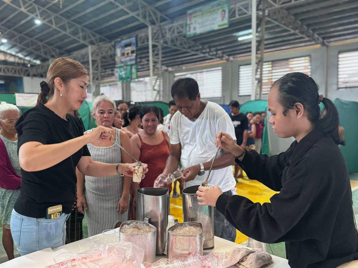 angatbuhay_ph's tweet image. #AngatBayanihanInAction: Ngayong umaga, nagsagawa ng hot meals distribution ang TLR Parañaque Volunteers para sa 218 na indibidwal sa Palanyag Gym, Barangay San Dionisio, Parañaque City. 

Maraming salamat sa pakikipagbayanihan, TLR Parañaque Volunteers! 

#CarinaPH