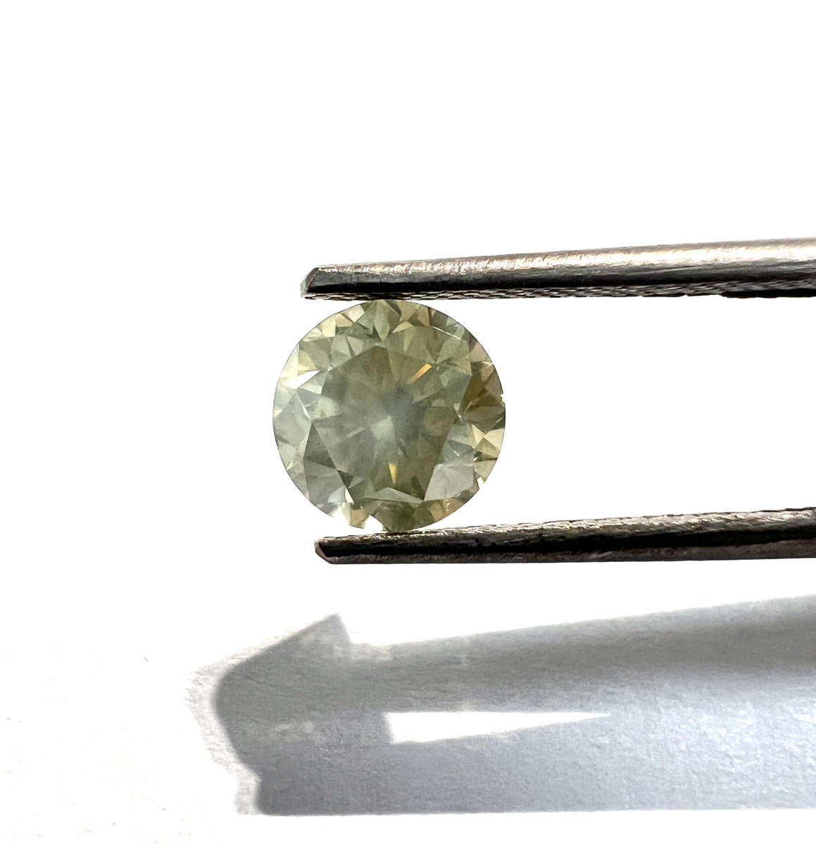 GemaxStone's tweet photo. 1.50ctの大粒シルキーなダイヤモンド💎
&amp; superイエロー蛍光✨&amp; 奇跡のVSクラス👏🏻レアダイヤモンド💎コレクターの方、ご連絡ください😂

⚜️

#カラーダイヤモンド 
#ダイヤモンド
#ジュエリー
#カラーマジック
#designjewelry 
#playwithcolors 
#diamond
#colordiamonds 
#gemax https://t.co/HODsOFrpYe