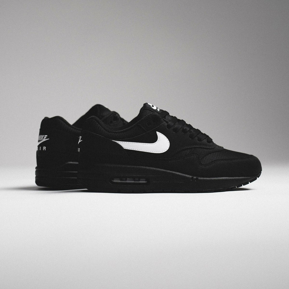 JustFreshKicks's tweet photo. Releasing at 3AM EST ⚫️⚪️
Nike Air Max 1 "Black/White"
=> https://t.co/D6AVkH9wlJ https://t.co/f3mMGyUFhF