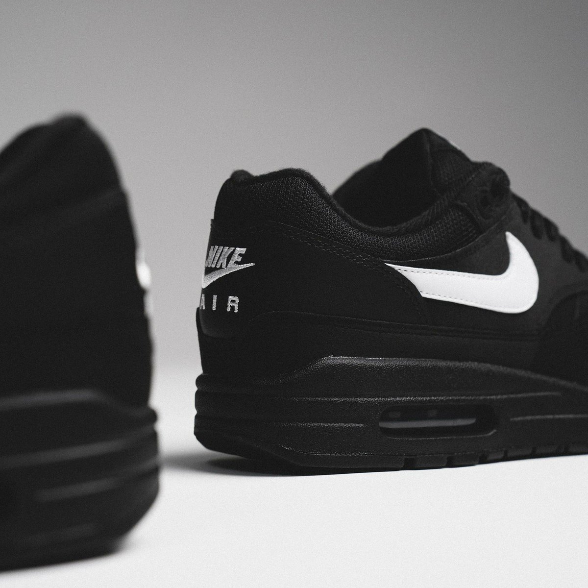 JustFreshKicks's tweet photo. Releasing at 3AM EST ⚫️⚪️
Nike Air Max 1 "Black/White"
=> https://t.co/D6AVkH9wlJ https://t.co/f3mMGyUFhF