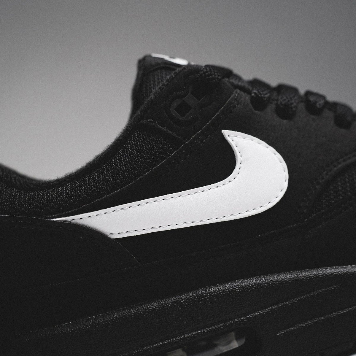 JustFreshKicks's tweet photo. Releasing at 3AM EST ⚫️⚪️
Nike Air Max 1 "Black/White"
=> https://t.co/D6AVkH9wlJ https://t.co/f3mMGyUFhF