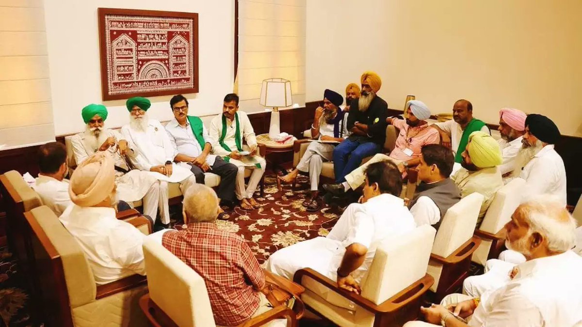 feedmileapp's tweet photo. Protesting farmers meet Rahul Gandhi, seek opposition support in raising MSP, debt waiver issues in Parliament.
#feedmile #SKM #farmers #farmerProtest #Rahulgandhi #MSP #debtwaiver https://t.co/InkRfrtnNx