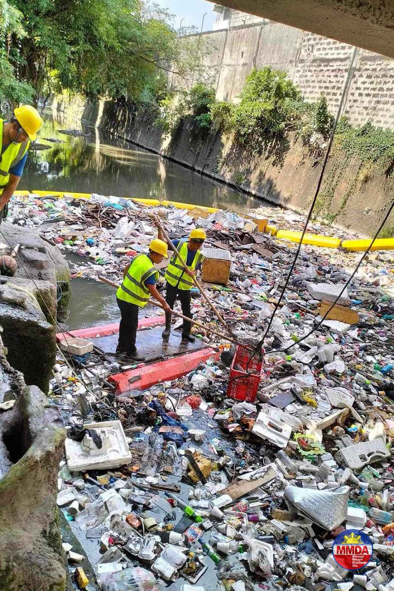 MMDA's tweet photo. Tambak na basura ang naiwan sa mga lansangan, pumping stations, at iba't ibang daluyang tubig sa Metro Manila matapos ang pagragasa ng ulan dala ng bagyong CarinaPH at habagat kahapon.

Makikita sa mga inanod na basurang ito sa estero at pumping stations ang kawalan ng disiplina ng mamamayan sa pagtatapon ng basura na bumabara o nagiging obstruction sa daanang tubig at napupunta sa ilog at Manila Bay.  

Ang gabundok na basura sa mga pumping stations ay nakakaapekto sa operasyon ng mga pasilidad na ito. Kapag nababarahan ng basura ang pumping station, kinakailangan muna itong alisin.  

Puspusan naman ang ginagawang clearing operasyon ng MMDA Flood Control and Sewerage Management Office at Metro Parkways Clearing Group para hakutin ang halo-halong basura na ugat ng problema sa matinding pagbaha.
 #mmda