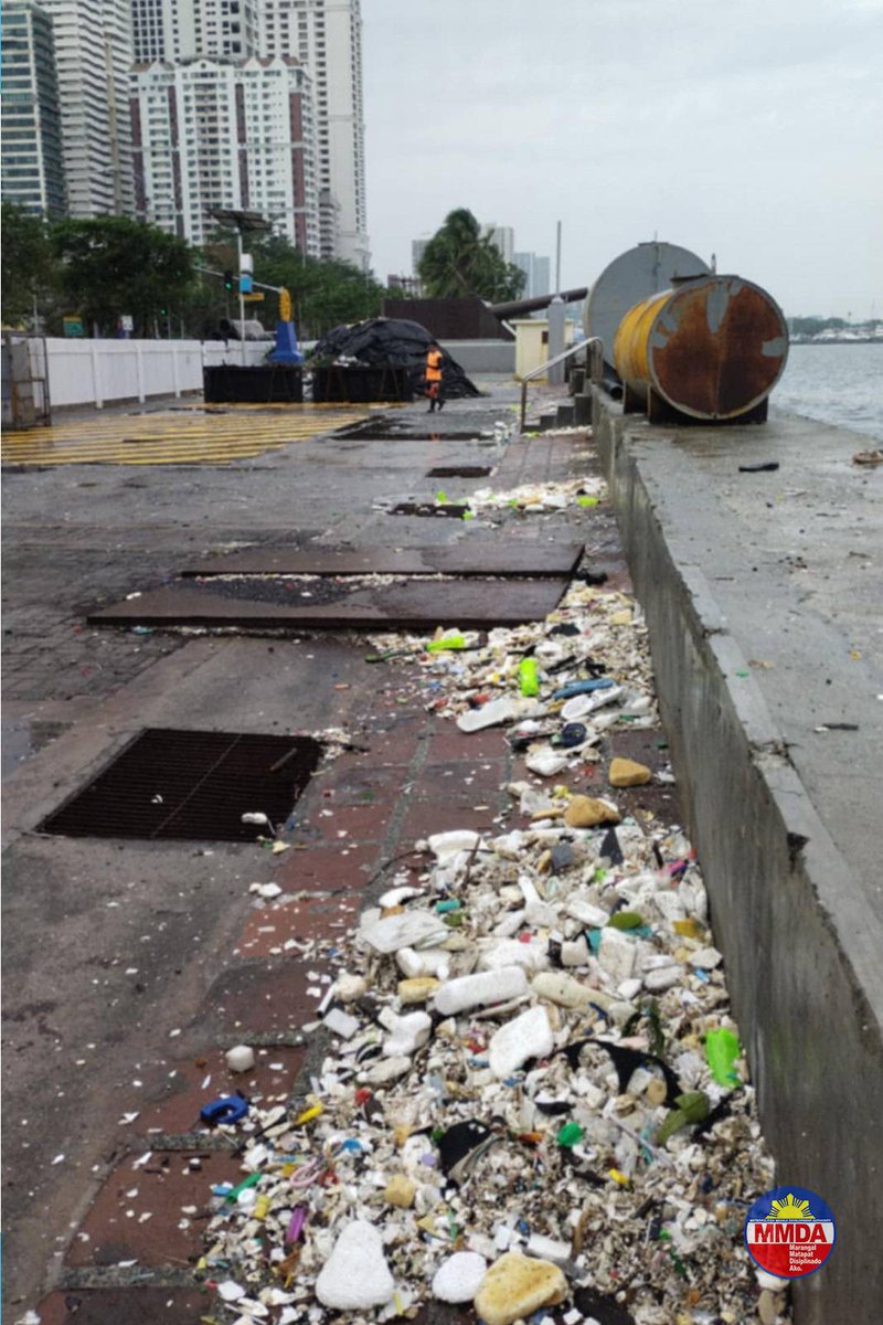 MMDA's tweet photo. Tambak na basura ang naiwan sa mga lansangan, pumping stations, at iba't ibang daluyang tubig sa Metro Manila matapos ang pagragasa ng ulan dala ng bagyong CarinaPH at habagat kahapon.

Makikita sa mga inanod na basurang ito sa estero at pumping stations ang kawalan ng disiplina ng mamamayan sa pagtatapon ng basura na bumabara o nagiging obstruction sa daanang tubig at napupunta sa ilog at Manila Bay.  

Ang gabundok na basura sa mga pumping stations ay nakakaapekto sa operasyon ng mga pasilidad na ito. Kapag nababarahan ng basura ang pumping station, kinakailangan muna itong alisin.  

Puspusan naman ang ginagawang clearing operasyon ng MMDA Flood Control and Sewerage Management Office at Metro Parkways Clearing Group para hakutin ang halo-halong basura na ugat ng problema sa matinding pagbaha.
 #mmda