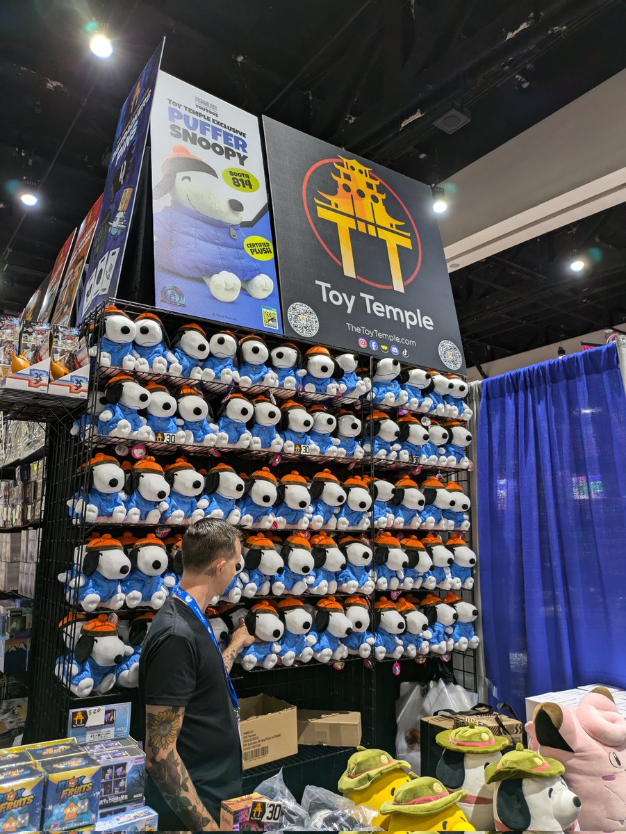 Puffer Jacket Snoopy awaits your hugs at <a href="/ToyTempleAz/">Toy Temple Official</a>, booth #814.