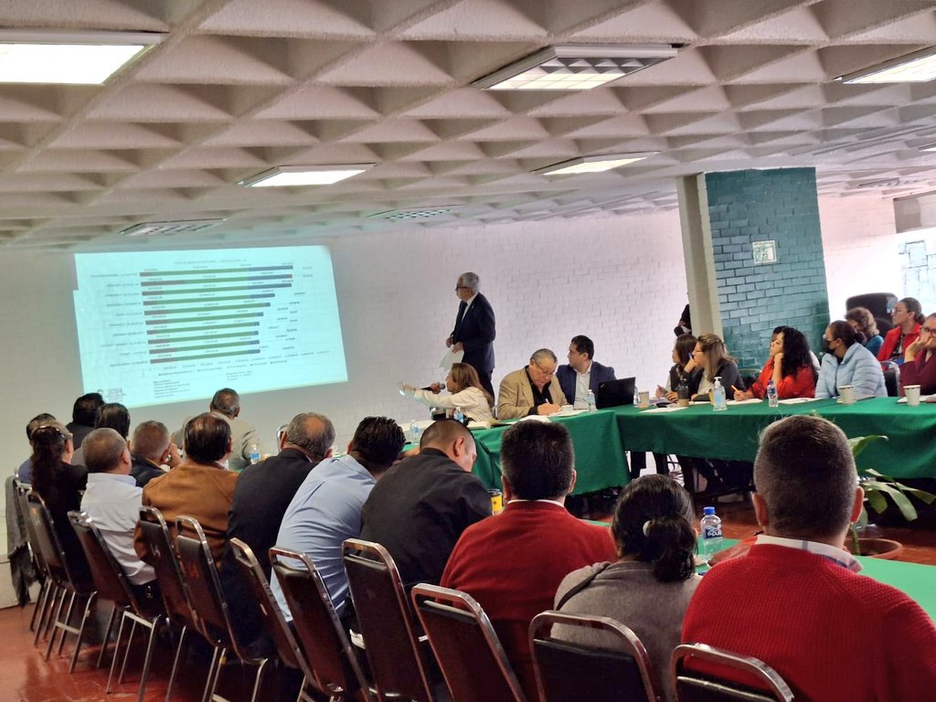 CONALEP_Mex's tweet photo. El Director General, Dr. @arturpontifes, encabezó una reunión de trabajo con los directores de los 27 planteles y el Titular de la UODCDMX para establecer estrategias conjuntas que beneficien a nuestros estudiantes y continuar trabajando por una educación de calidad. 🌟💼 https://t.co/xgjsVLnZUO