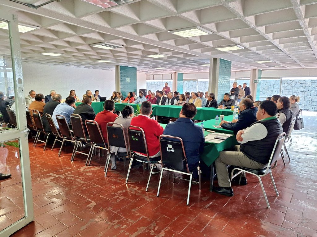 CONALEP_Mex's tweet photo. El Director General, Dr. @arturpontifes, encabezó una reunión de trabajo con los directores de los 27 planteles y el Titular de la UODCDMX para establecer estrategias conjuntas que beneficien a nuestros estudiantes y continuar trabajando por una educación de calidad. 🌟💼 https://t.co/xgjsVLnZUO