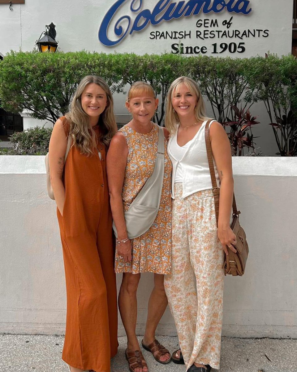 Summer is for fun, sun, family &amp; friends 📷📷📷
“Sashing my way in St. Augustine with my daughter and her friend!” - Nancy
#travel #crossbodybag