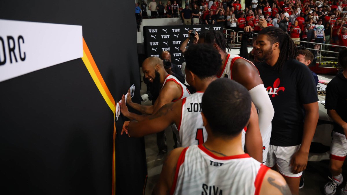 GoCards's tweet photo. Woke up Louisville Regional Champs 😏

#GoCards x @thetournament https://t.co/Q6jhneBsxz