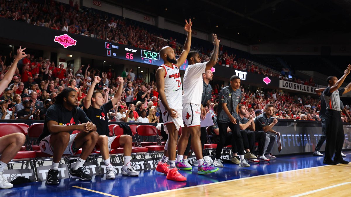 GoCards's tweet photo. Woke up Louisville Regional Champs 😏

#GoCards x @thetournament https://t.co/Q6jhneBsxz