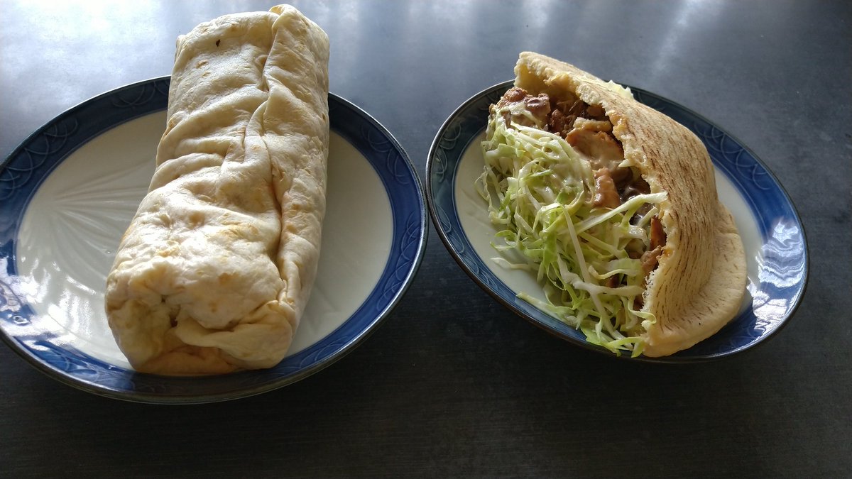 lateriflora's tweet photo. ケバブラップとケバブサンド久しぶりに食べる機会があったので撮ってみました。ピタよりトルティーヤの方が食べやすいので好きなのだけれど、ピタの方が映えるジレンマ。甘口と辛口と味わい変えてみたけど、そんなに差異は感じなかったような？　今度機会あればチーズ入り試してみよう https://t.co/ZccYqLDdCr