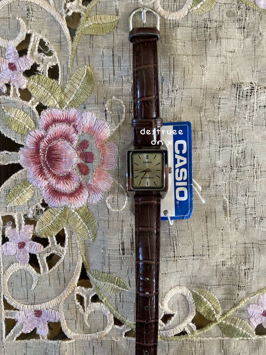 destruee's tweet photo. masi jadi brand jam terfav ku🫶🏻 semua model jamnya timeless &amp; aku paling suka yg model tank ini soalnya simple bgt tp tetep elegant, jamnya udh water resistant <33

beli disini gow goww
https://t.co/w6hCJa11aS https://t.co/GJLLUNB09C