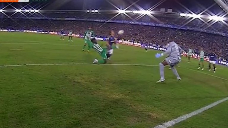 LeagueOfi's tweet photo. Los hinchas de Millonarios están bravos con el arbitraje de Gallo porque las acciones de juego las pitó bien. 

Están acostumbrados a jugar con otro reglamento. https://t.co/w6TbX4C4wZ