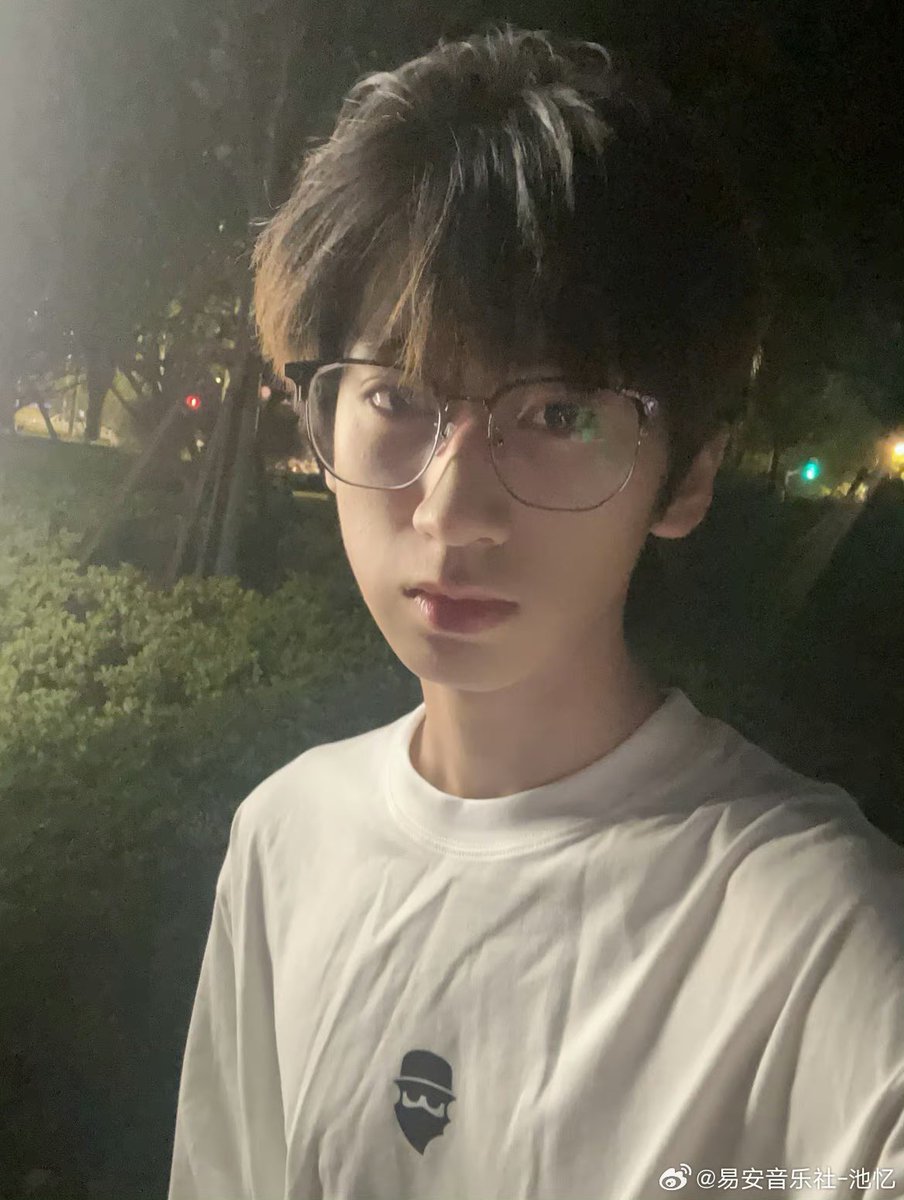 Chiyi_TH's tweet photo. [#CYxWeibo] 
240724 #ChiYi weibo:
“ราตรีสวัสดิ์ครับ💤”

#YiAnMusicClub #易安音乐社 #池忆 https://t.co/l08cfGlq7U
