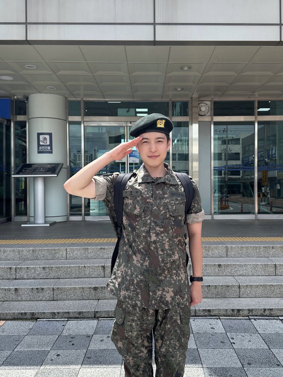 OmegaX_official's tweet photo. [📸]

멤버들의 응원과 포애기들의 사랑 덕분에 
무사히 수료했습니다 🫡💚

헤어짐은 아주 잠시일 뿐이니
건강한 모습으로 다시 만나요 🍀

#OMEGA_X #오메가엑스 
#HWICHAN #휘찬 https://t.co/FbeSFawBqP