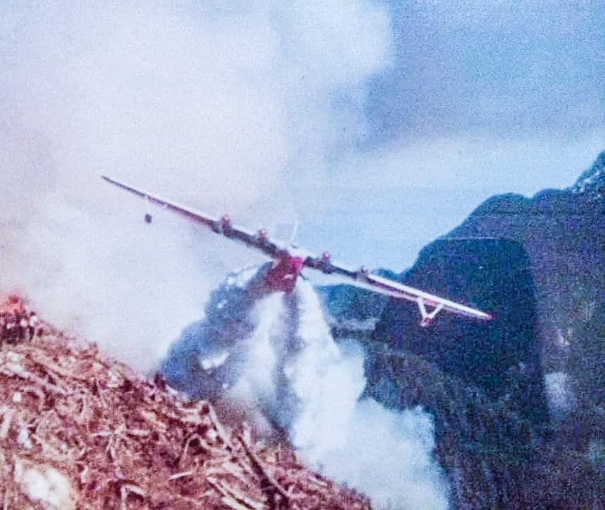 StrngLilPlanet's tweet photo. @BCGovFireInfo take a good look at this pic. Your organization could be using this. Go back to inital attack tactics. Low and slow, and she extinguishes.
#MartinMars #BCfires #ABfires #PortAlberni #yyc https://t.co/eG09A4spH6