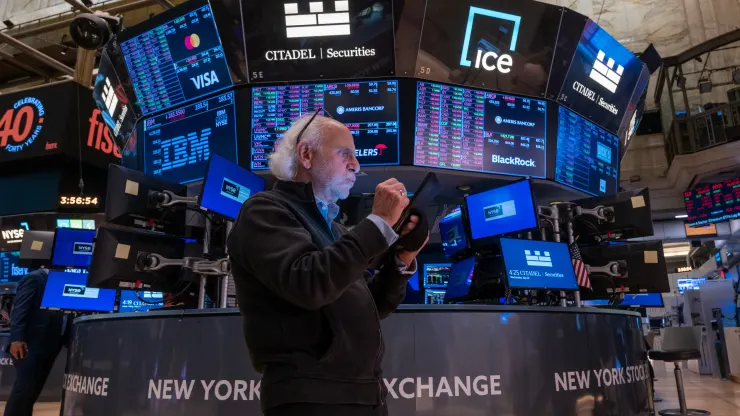 History_DAO's tweet photo. The stock market hit new highs on July 24, 2024, with IT stocks leading the surge. The Sensex closed above 81,000 and the Nifty held 24,800. However, broader markets fell as midcap and smallcap indices declined.

✍️This moment has been recorded on #HistoryDAO.

Mint Link: https://t.co/q5oxvAYhXb

#StockMarket #ITStocks #Sensex #Nifty $HAO