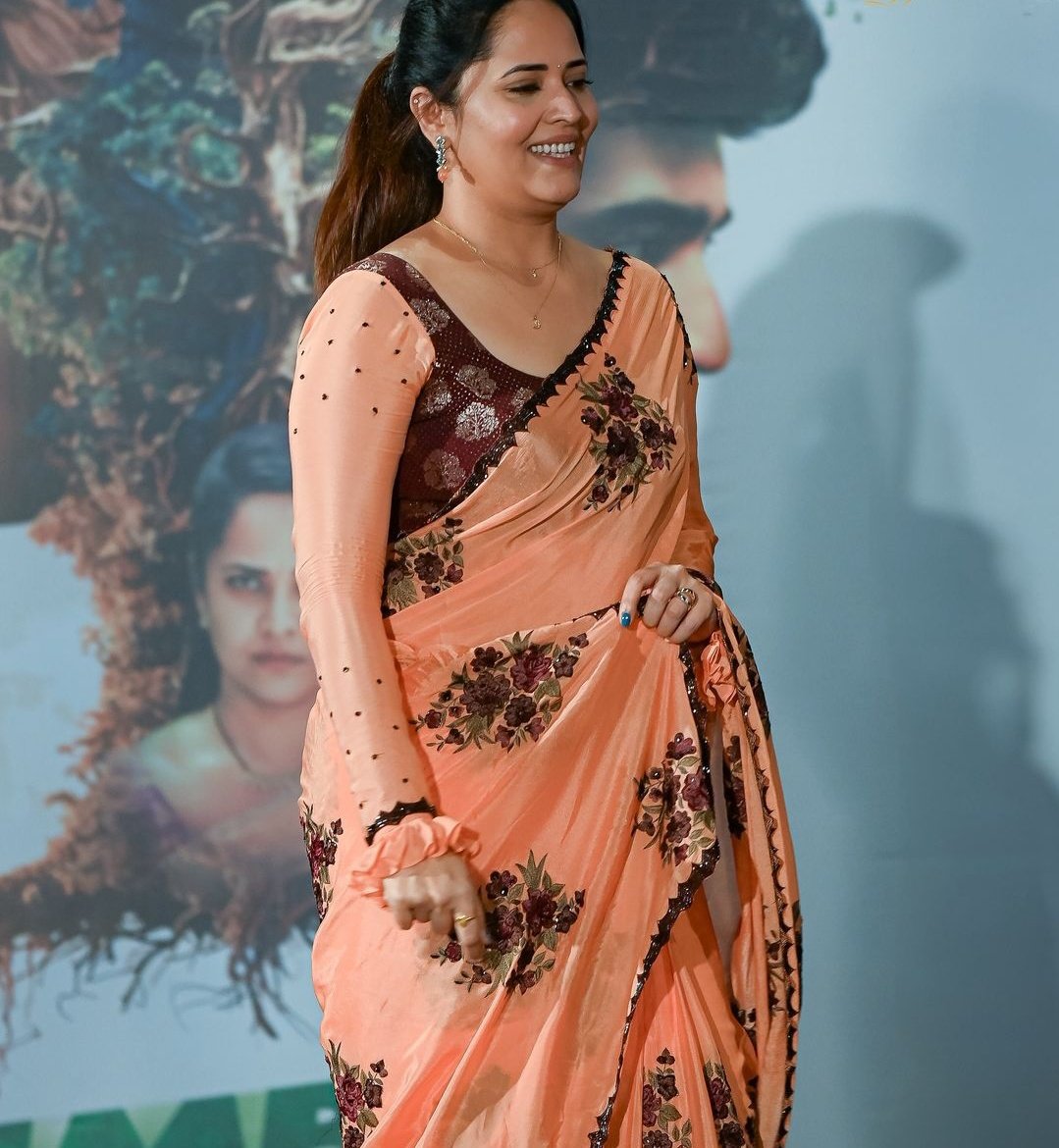 vsviews's tweet photo. The gorgeous actress @anusuyakhasba clicked at the #SIMBAATrailer event.
#AnasuyaBharadwaj #Anasuya #SIMBAA https://t.co/DtVPPbZQhX