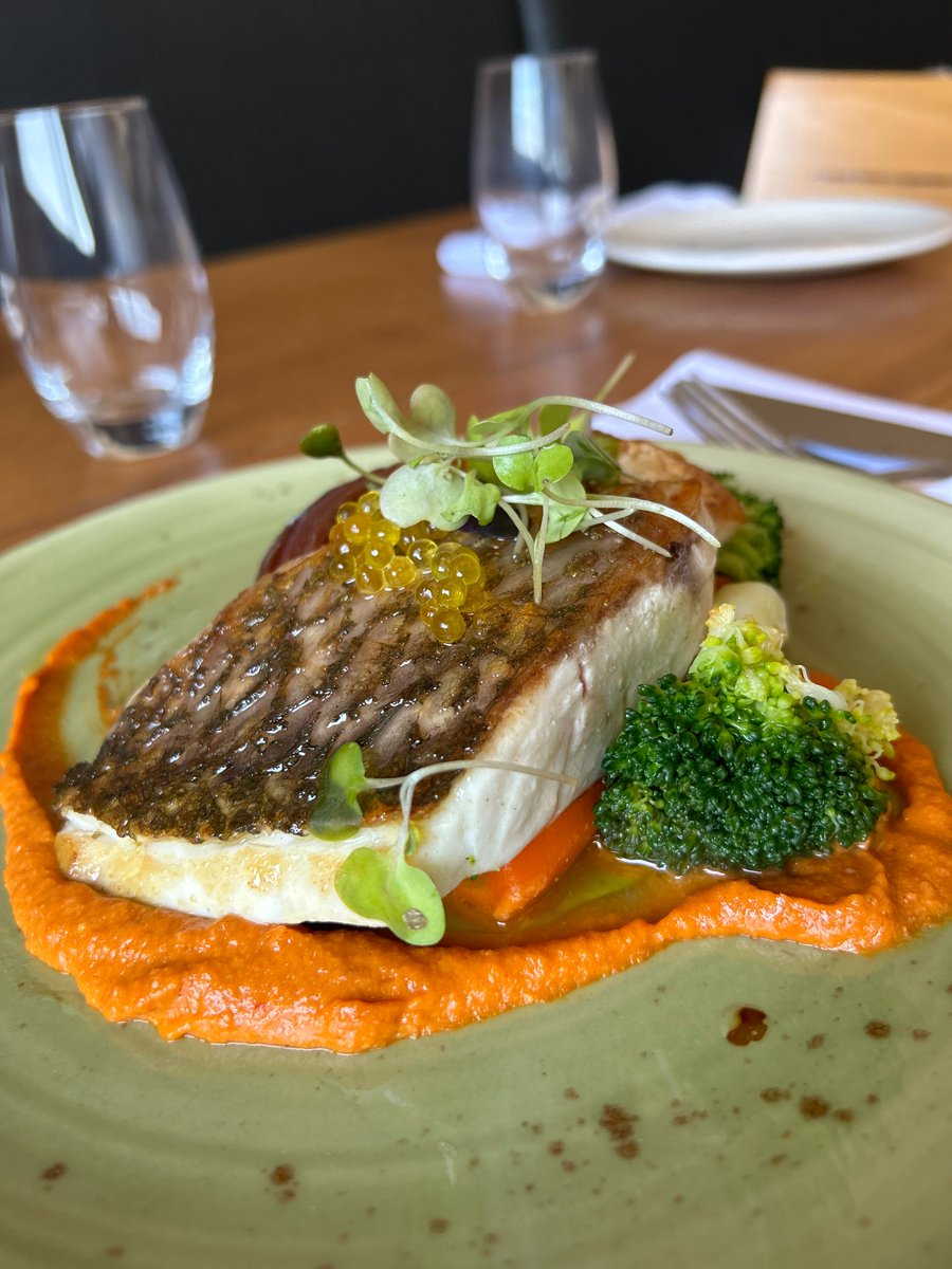 Un bon peix ben cuinat és l'opció saludable, lleugera i saborosa per a un bon àpat estiuenc. Aquí, corvina amb romesco i verduretes del #parcagraribaixllobregat
#menjasa #slowfoodbcn #restaurant #santboi #Barcelona