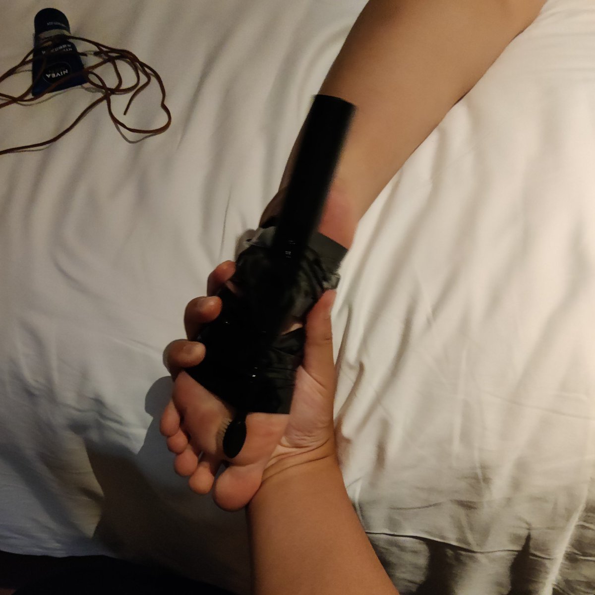 必须手抓着脚才能控制住