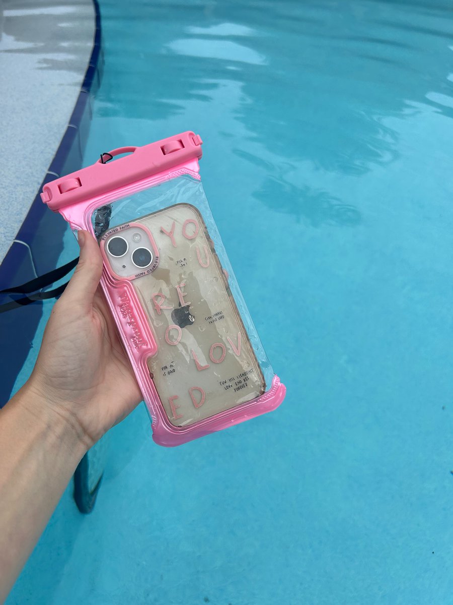 ProcaseWorld's tweet image. Poolside vibes + waterproof style = the ultimate summer combo! 😎 What's in your waterproof bag for a day by the pool?
🔗go.procase.com/waterproofpouch
#summerstyle #poolpartyprep #staydry