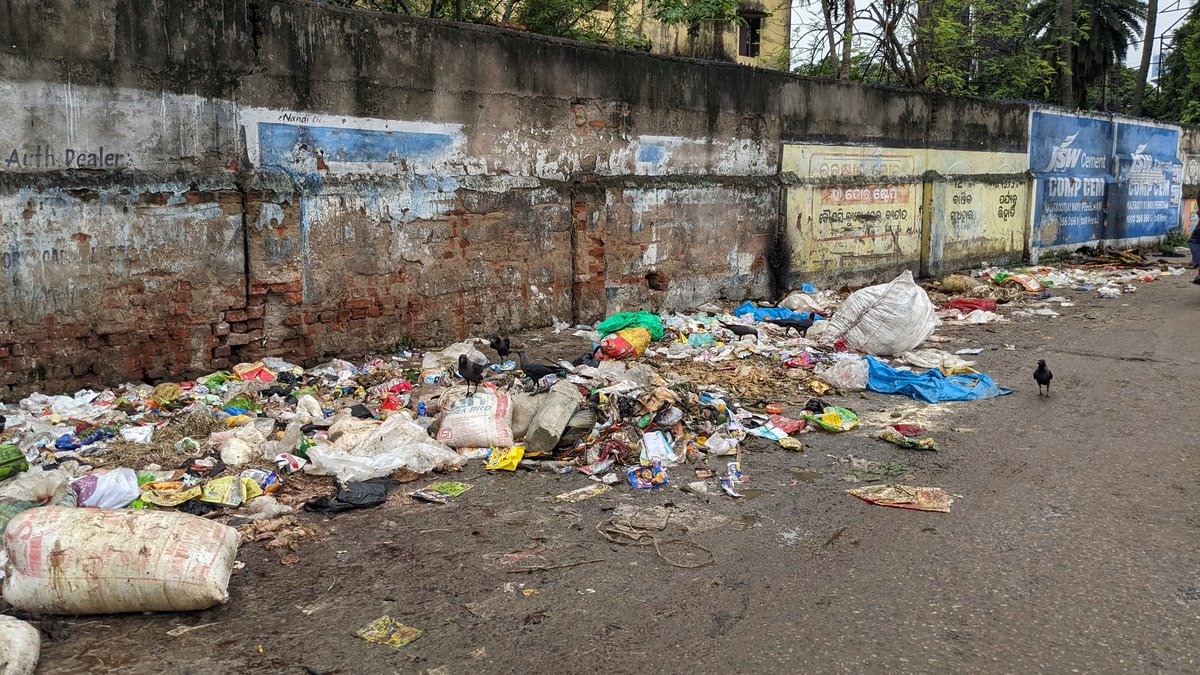 saswatsays's tweet photo. This is at 8:15AM today. The amount of garbage piled up is huge &amp; on the way to the back entry of the school where kids are subjected to the smell &amp; filth. It's not a recent occurrence but has been happening for years without any solution. Why can't big garbage cans be installed? https://t.co/mejuwaSkRD