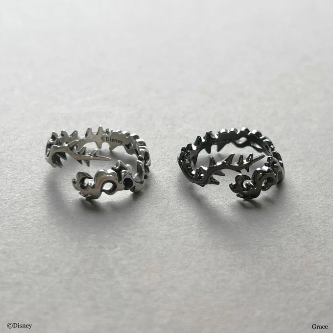 【<Disney villains>Ring -Maleficent-】 茨と雷が指に絡みつく、ダークでスタイリッシュなデザイン 強大かつ洗練された魔力を操る「#マレフィセント」をイメージした、繊細なディテールと存在感のあるボリューム 偉大なる魔女の魅力を感じさせるリングです #Disney #ディズニー 